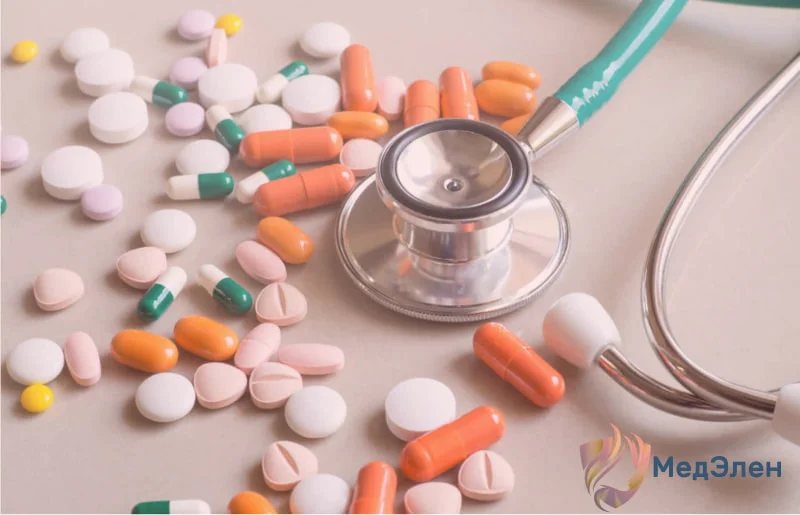 Таблетки лежат на столе