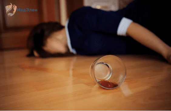 Девушка лежит без сознания из-за алкогольной интоксикации